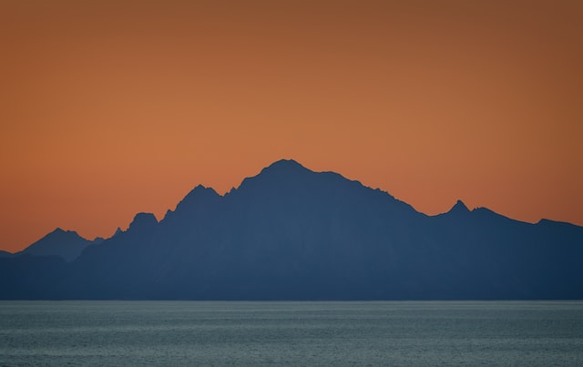 Rød himmel og fjell, sommernatt i Nord-Norge