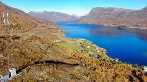 Hav, fjell og liten bygd